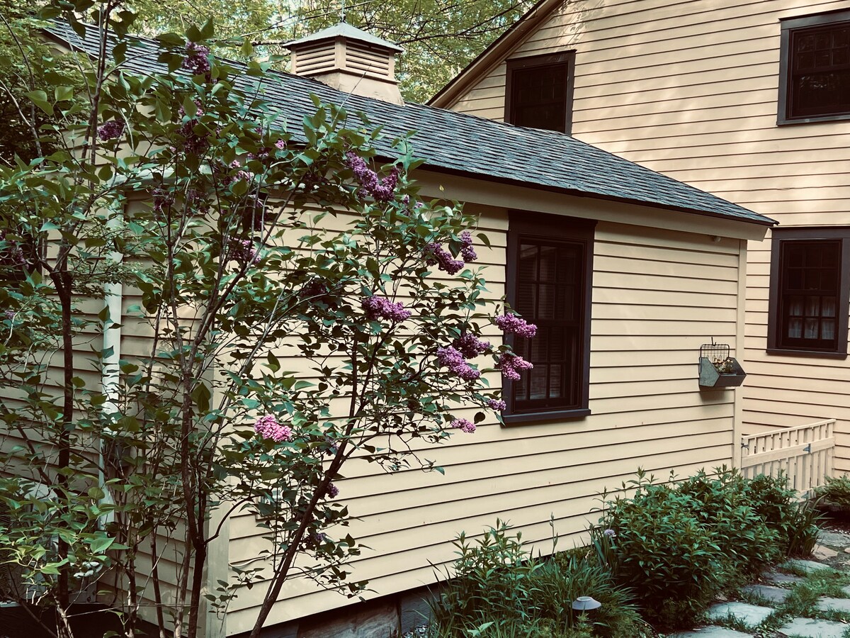 Top Airbnb: Charming Vermont Cottage Above The Battenkill... in Bennington