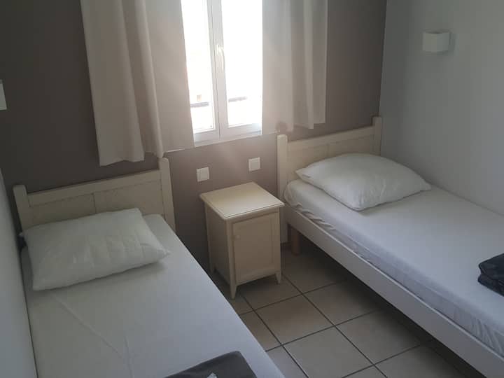 Camera da letto 2 : 2 letti 1 persona; armadio