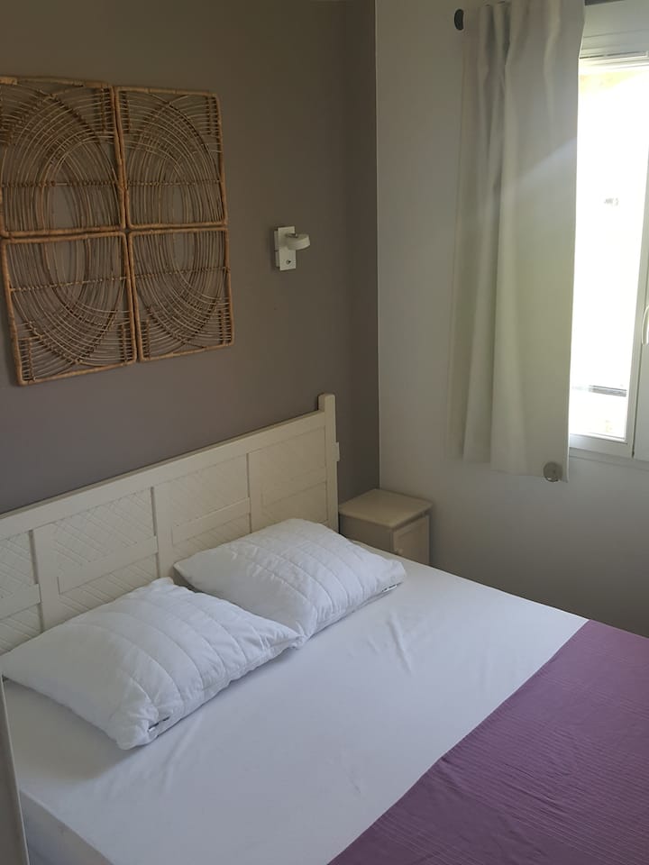 Stanza 1: 1 letto matrimoniale 160 cm + armadio + cassaforte