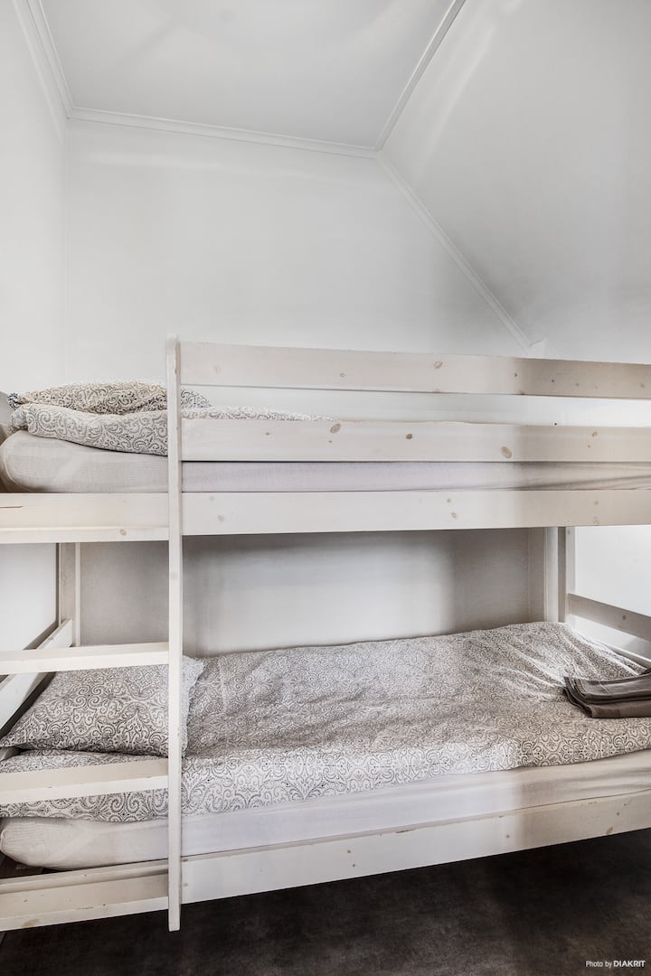 Პატარა საძინებელი ორსართულიანი საწოლით