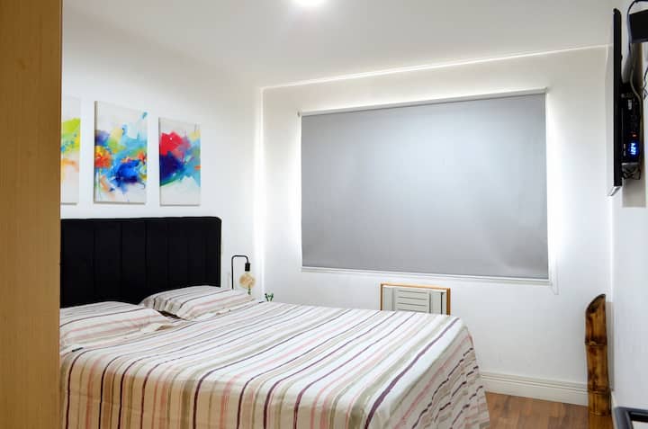 Chumba kilicho na mapambo safi na kitanda maradufu cha King chenye starehe (kinatosha hadi watu 3 kwa starehe).

Vivuli vya kuongeza chumba (juu ya hewa).

Kiyoyozi (chini ya dirisha).

Runinga ya Sony 50"iliyo na ufikiaji wa Runinga ya Claro net na idhaa nyingi za kifahari. 