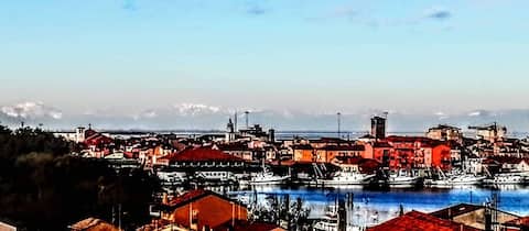 at Prince Loc's home.Tur. 027008-LOC-02288