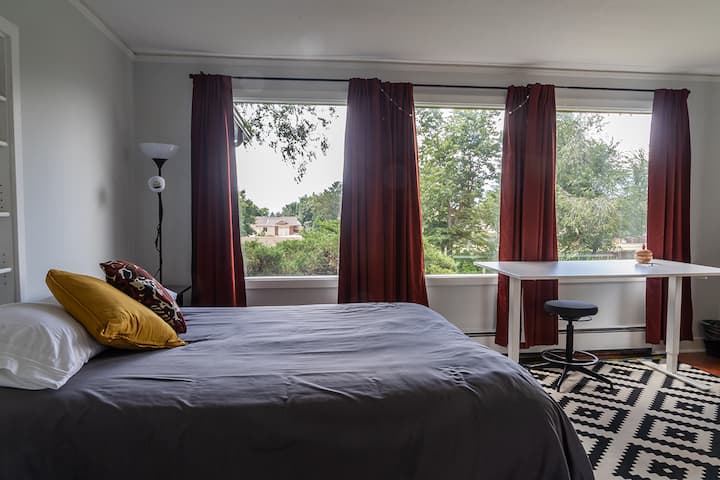 Nuk mund të kërkoja një pamje më të mirë për t 'u zgjuar nga dritarja e dhomës së gjumit. Jashtëzakonisht i pastër dhe me shërbime të mira! -Trent