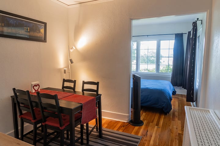 Hapësirë e lezetshme, e pastër, e rehatshme dhe private me një kopsht për t 'u shijuar. Gjetëm se ambienti ishte ashtu siç përshkruhet. -Vicky

Pamje nga korridori drejt aneksit të kuzhinës dhe dhomës së gjumit të kopshtit.