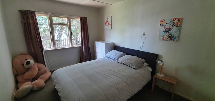 سرير بحجم كبير في غرفة كبيرة.