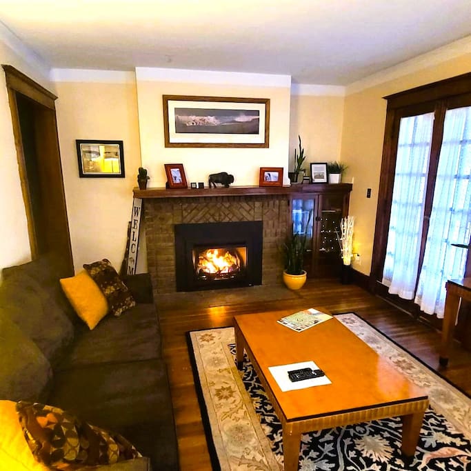 THE 617: Fireplace & 5 min walk to Falls Park USA!