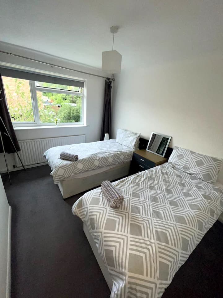 2nd bedroom - choice of large kingsize bed or 2 twin beds