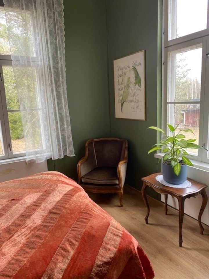 Makuuhuone nimeltä metsänreuna.