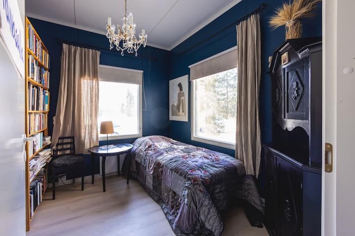 Taivasalla on yhden hengen huone jossa on pimennysverhot.