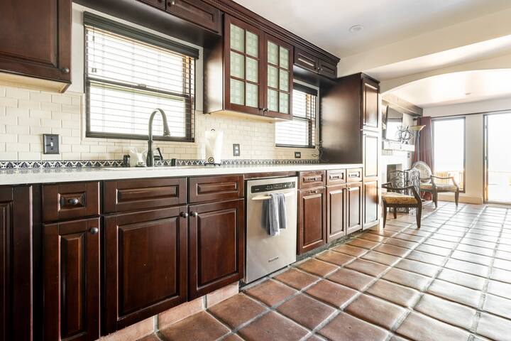 Spectacular Award Winning Ocean Front 2 Bed 2 Bath gallery image 2