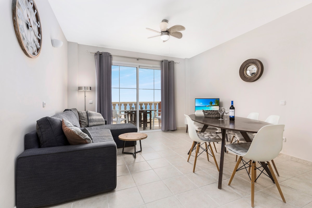 ห้องนั่งเล่นที่สดใสพร้อมวิวทะเลที่สวยงาม