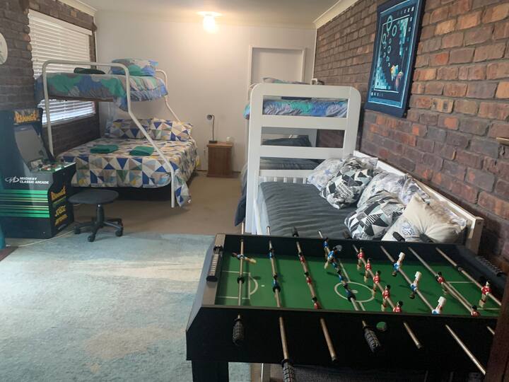 Tinejdžersko utočište u prizemlju - kreveti na kat i igre