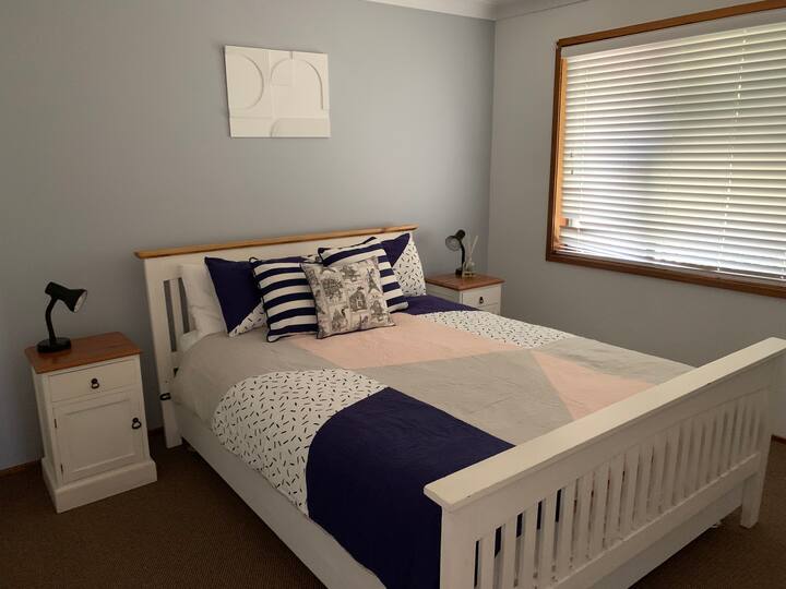 Glavna spavaća soba bračni krevet (širine 150-179 cm) 