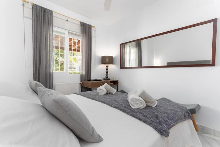 غرفة نوم رئيسية بسرير مزدوج مع قوس.
سرير 160 سم،مع مرتبة ذات جودة ممتازة. مروحة سقف هادئة جدًا. كما يحتوي على مبرد تدفئة يسخن بشكل رائع. 