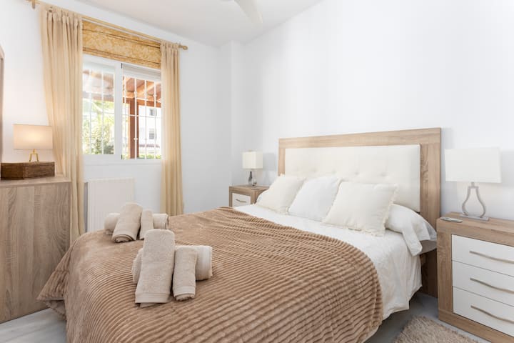 غرفة مزدوجة بسرير 140 سم مجهز بالكامل.