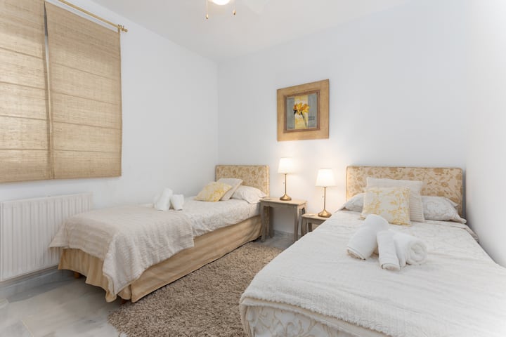 غرفة نوم مجهزة بخزانة مدمجة مع شماعات خشبية ومروحة سقف، مع سريرين مفردين 90 سم قابل للتعديل كهربائيًا. يحتوي على مصباحين للقراءة. 