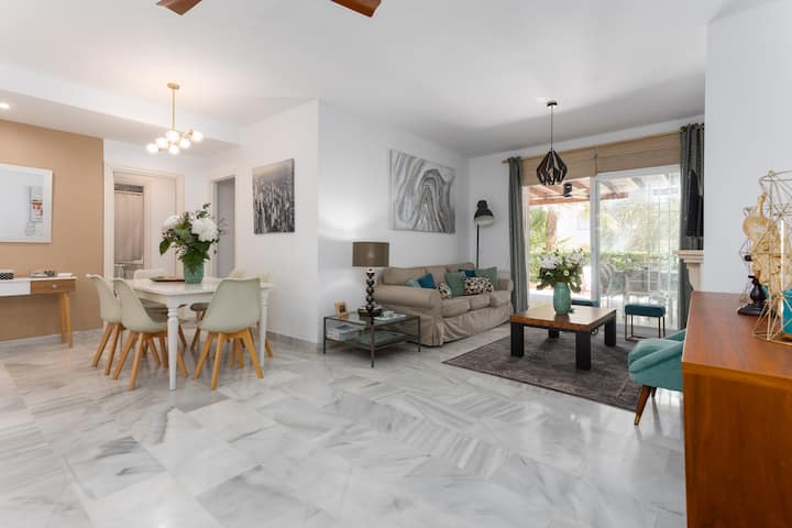 غرفة طعام واسعة جدًا وغرفة معيشة. طاولة منخفضة وسجادة في غرفة المعيشة التي تمنحها "حرارة" المنزل. 