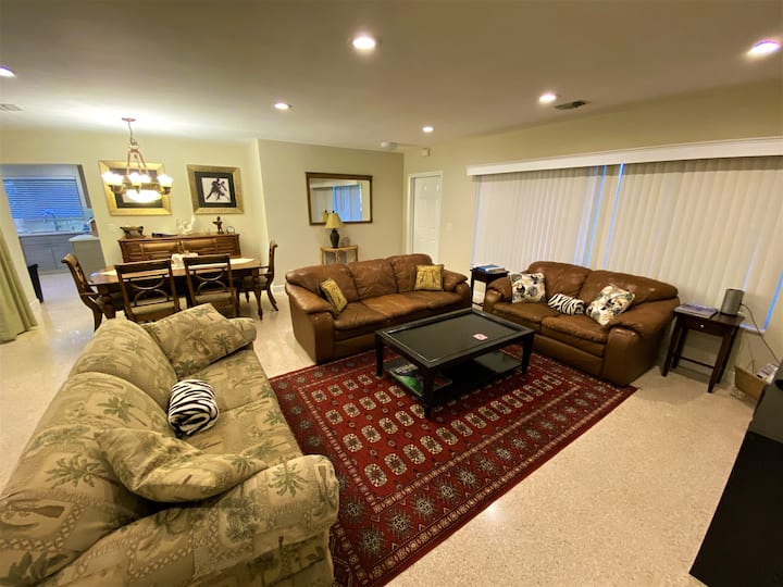 בסלון יש ספה זוגית רחבה שיכולה להיות מוכנה לפי בקשת הלקוח.