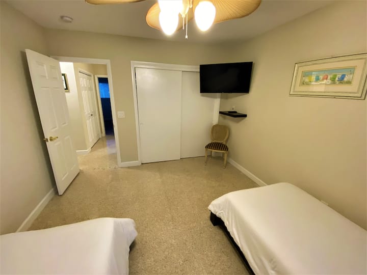 בחדר השינה השלישי יש אפשרות. ניתן להגדיר מיטת לקוח כמלך אחד או להפוך לשני תאומים. בנוסף, החדר הזה יכול להכיל מיטה זוגית שלישית ניידת - בקשת לקוח. לאחסון יש מיטה ,סדינים ,כריות וצעצועים לילדים.