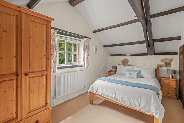 חדר יפה עם קסם ונוחות, עם נוף מקסים על פני אזורים כפריים.
יש שפע של מקום תלייה, שידת מגירות לבגדים מקופלים נוספים וארונות ליד המיטה עם מגירות לאחסון נוסף.  
שימו לב, העריסה היא מיטת תינוק