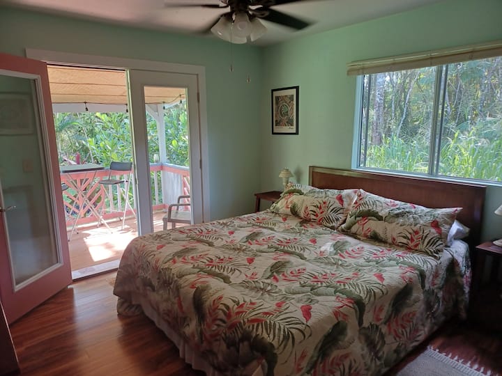 Брачен кревет (широк 150-179 см) со приватен двор, ланаи на отворено. Достапни се тавански вентилатор, гардеробер, ноќни штандови и плакар.