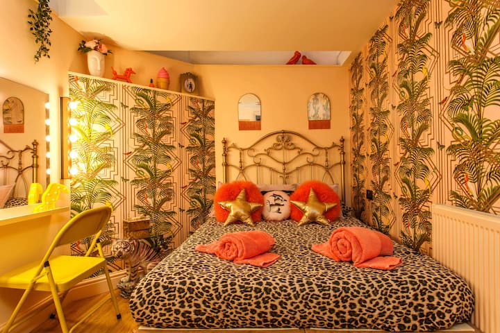 Ქვედა სართულზე განთავსებულ საძინებელში დგას ორადგილიანი საწოლი, რომელიც შეიძლება შედგებოდეს ორადგილიანი საბნით ან ორი ერთადგილიანი საწოლით. Ის თითქმის ელეგანტურობით ბრწყინავს.