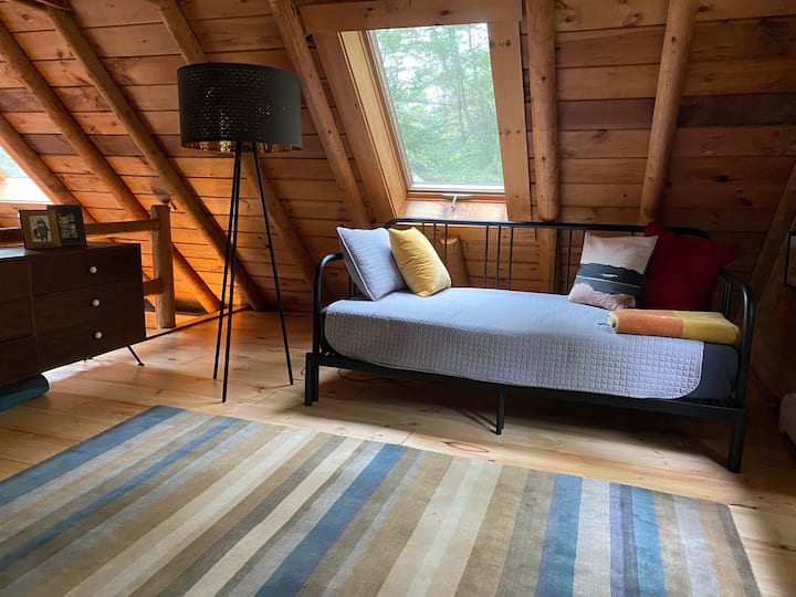 1ère chambre (lit simple avec lit gigogne supplémentaire) et espace de lecture. Il y a une salle de bain attenante.