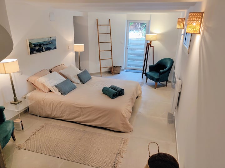 Amplia habitación con vistas al jardín