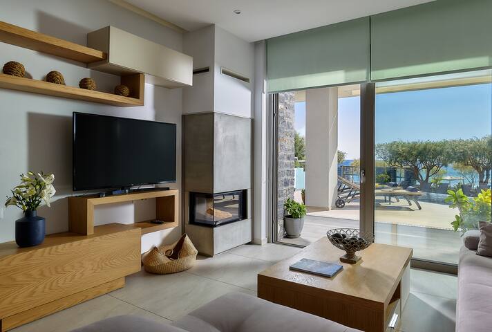 Luxury beachfront with private infinity pool gallery image 3