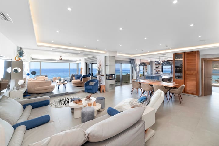 Beachfront Moonlight villa for large groups gallery image 4