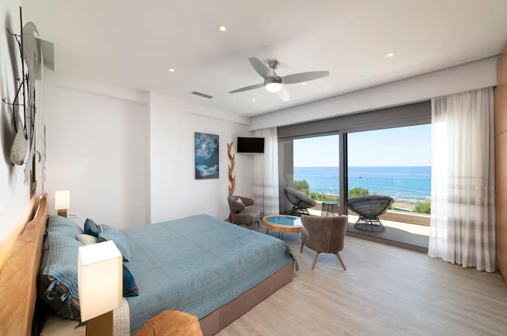 غرفة النوم الرئيسية ، أوروبا ، سرير كينج ، حمام داخلي ، شرفة