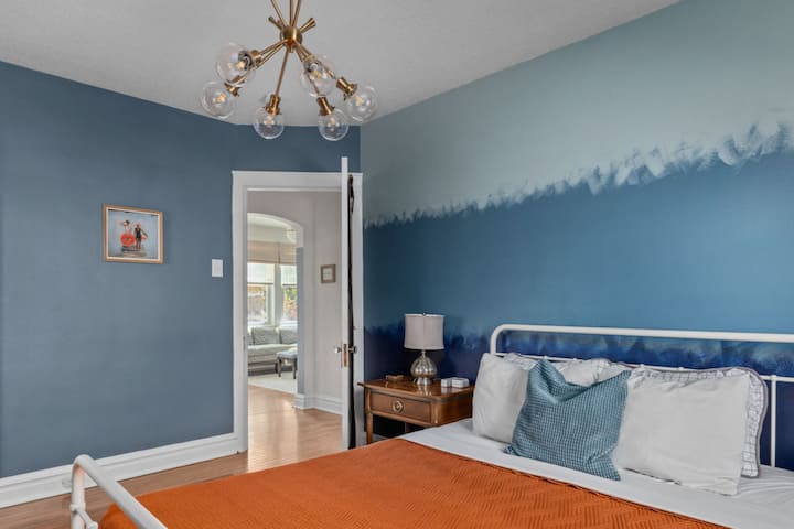 חדר השינה הראשי למעלה - מיטת קווין - נוף למסדרון.