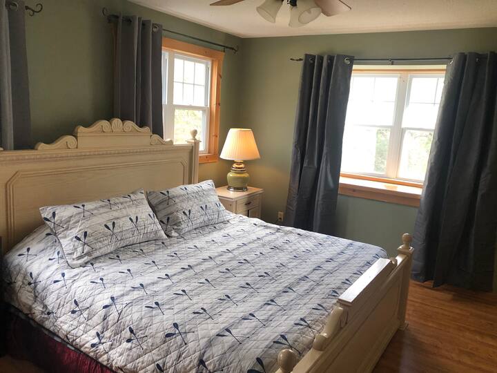 Nuevo edredón, sábanas, almohadas y paneles para oscurecer las habitaciones en la suite King (2020).  ¡Puedes escuchar el río desde esta habitación!