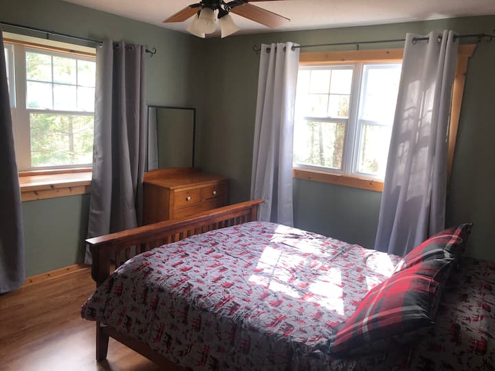 Nuevo edredón, sábanas, almohadas y paneles para oscurecer las habitaciones en la suite Queen (2020).  ¡Puedes escuchar el río desde esta habitación!