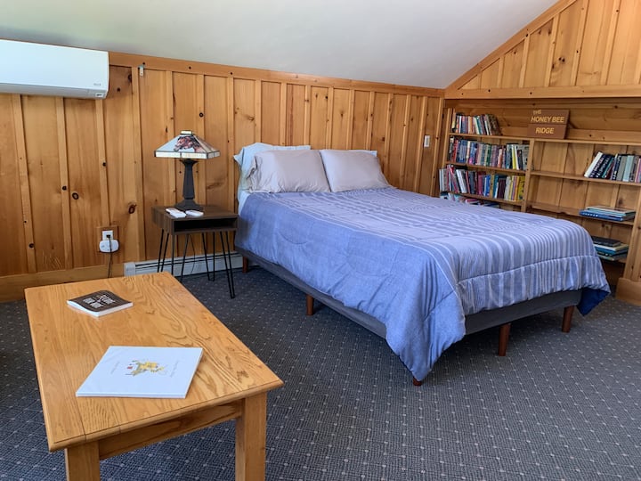 מיטת קווין סייז סגולה לשינה נוחה מאוד.