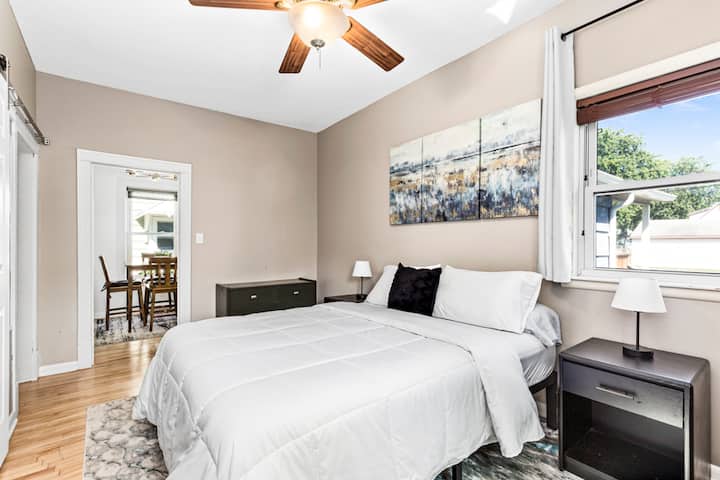 Vue sur la chambre principale et la salle à manger
