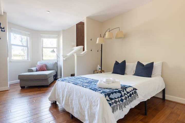 Open concept slaapkamer met leeshoek. 