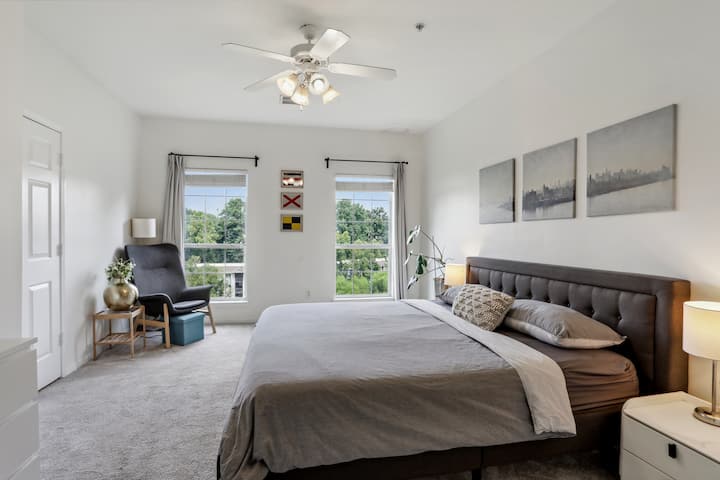 Chambre principale avec nouveau lit King Size et matelas Tempur-Pedic