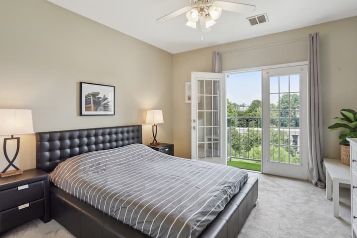 Chambre secondaire avec lit King size et balcon