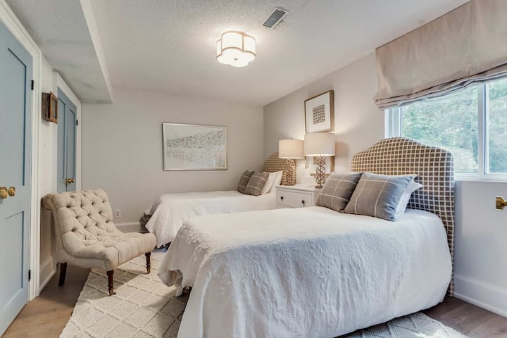 主楼层卧室客房，走廊外有2间双床客房卫生间