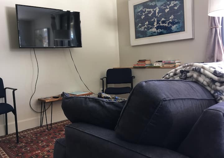 يأتي تلفزيون الإنترنت بخدمات الاشتراك الخاصة بنا إلى NETFLIX وAmazon Prime وHulu و Disney و Apple TV. لا توجد قنوات الكابل. هناك ألعاب وألغاز وخرائط محلية وكتب حول التاريخ المحلي والطبيعة.