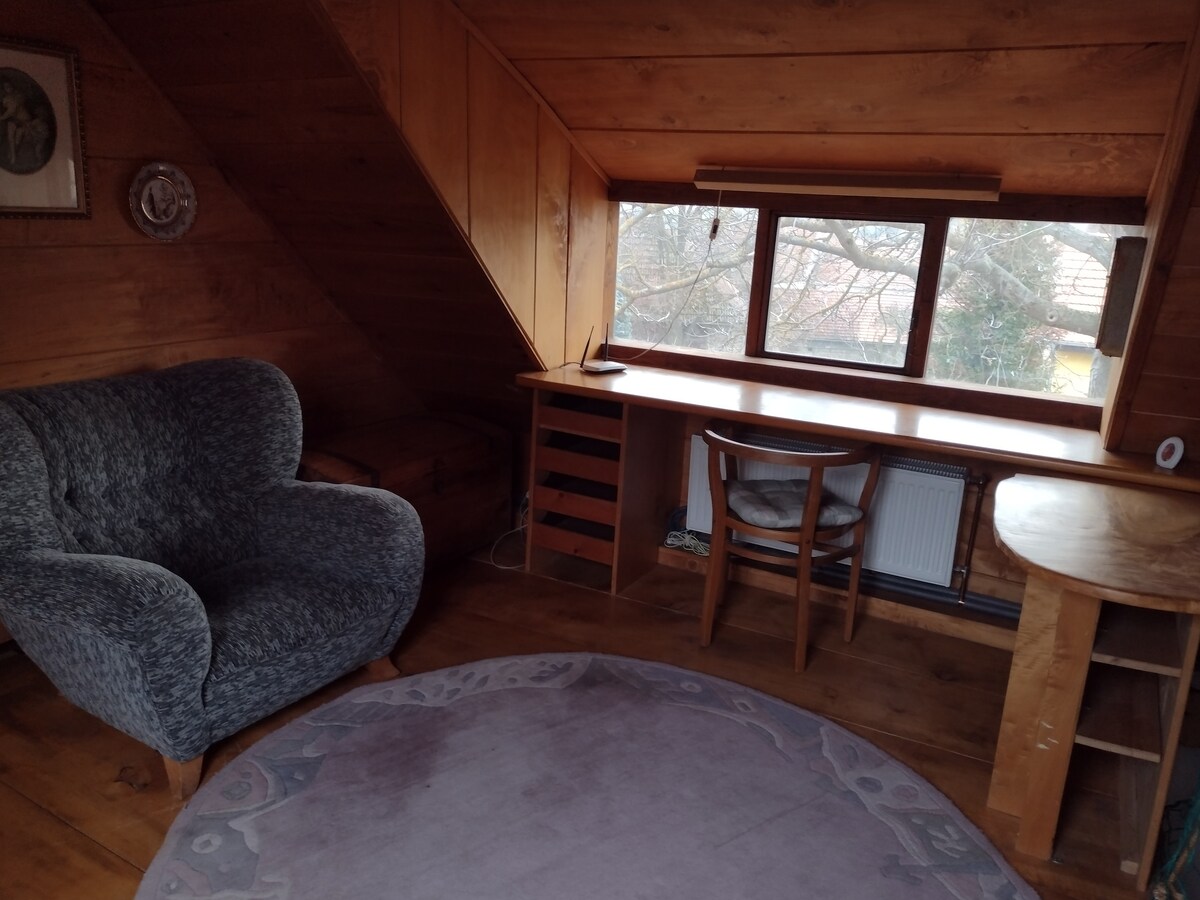 Spavaća soba u potkrovlju za 2 gosta.