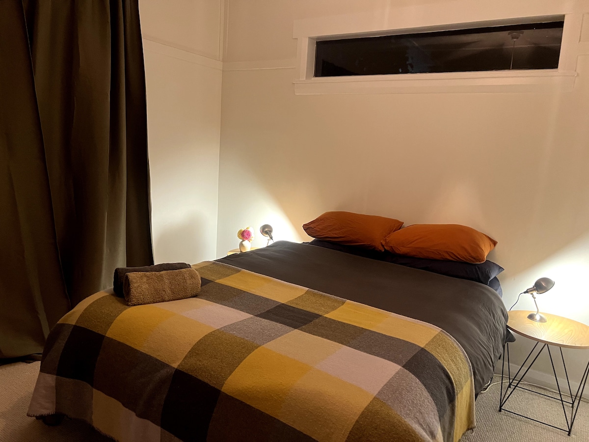 ห้องสีเขียว! เตียงขนาดควีนไซส์และโต๊ะเล็กๆ เพื่อให้คุณรู้สึกเหมือนอยู่บ้าน