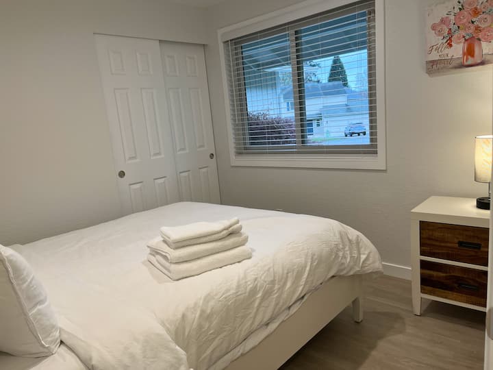 Druhá spálňa s manželskou posteľou veľkosti Queen