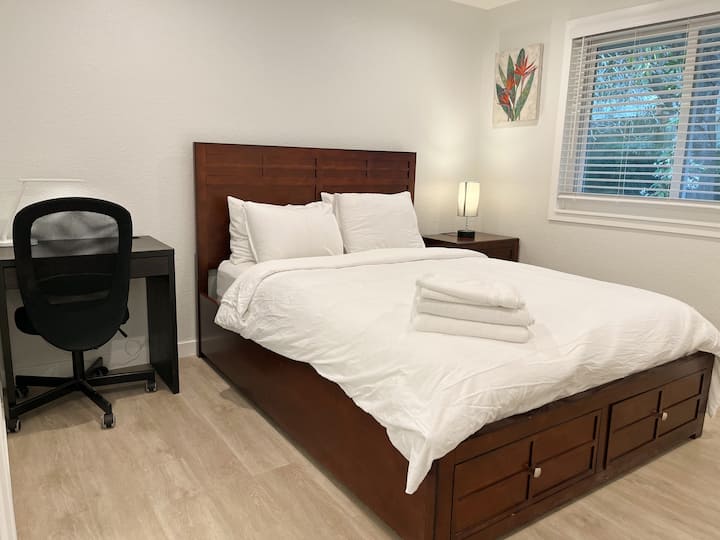 Hlavná spálňa s malým pracovným stolom