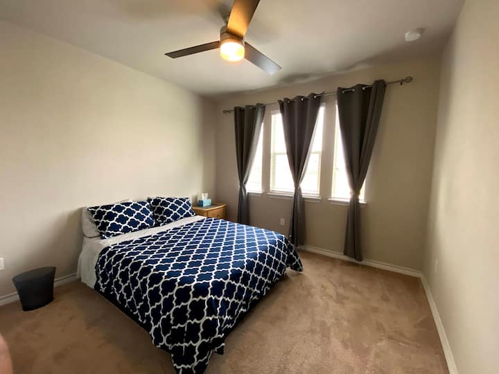 CHUMBA CHA KULALA 2: Chumba cha kulala cha Malkia (Ghorofa ya Juu). Na 42 Inch Smart TV, WIFI, Dawati la Kompyuta, Monitor, Keyboard na Mouse hazionyeshwi kwenye picha