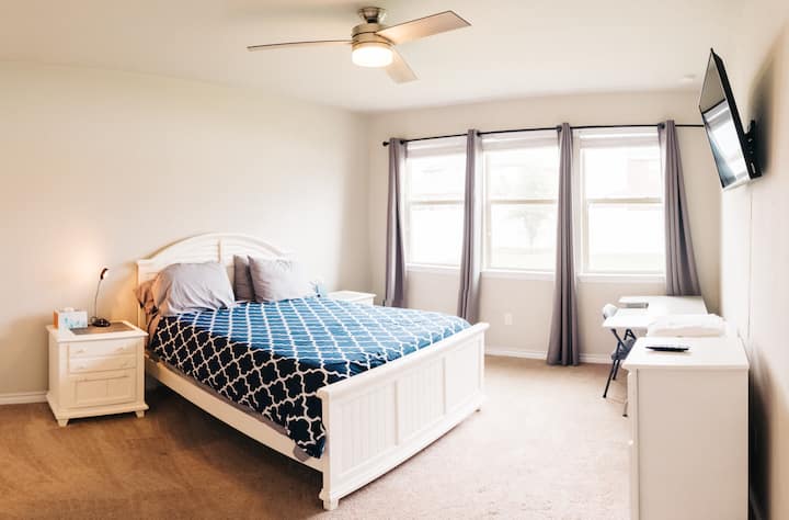 Wasaa Master Bedroom masharti  bafuni na 42 Inch Smart TV, WIFI, Kompyuta dawati, Monitor, Keyboard na Mouse