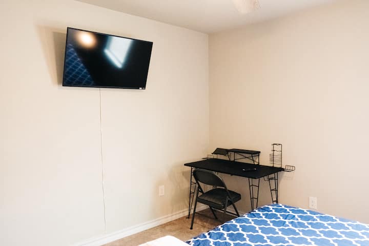 CHUMBA CHA KULALA 4: Chumba cha kulala cha Malkia (Ghorofa ya Juu). Na 42 Inch Smart TV, WIFI, Dawati la Kompyuta, Monitor, Keyboard na Mouse