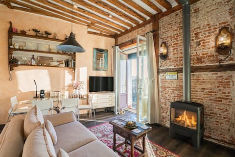 Anuncio de Airbnb popular: 1851: Exceptional 19th century studio in Madrid en Madrid