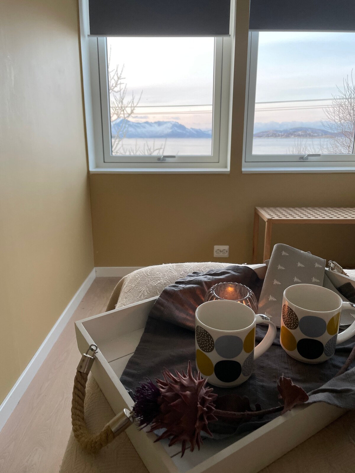 Pohľad zo spálne č. 2. Tu je dvojlôžková posteľ s dĺžkou 150 cm a v tejto izbe je tiež priestor na prístelku.